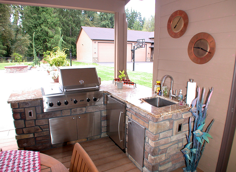 Outdoor bbq in custom home by Universal Construction